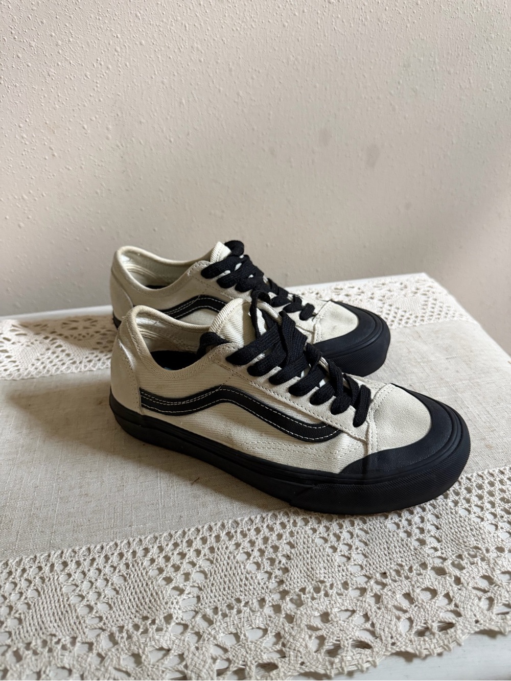 VANS Unisex Style 36 Decon
SF Salt Wash Low-Top Sneakers
Size W 6 M 4.5